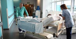 İngiltere'de sağlık sistemi krizi: 'Hastalar, hastane koridorlarında ölüyor'