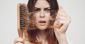 Saç dökülmesi bazı hastalıkların işareti olabilir