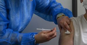 Yunanistan'da şok: Aşı olmayan yaklaşık 7 bin sağlık çalışanı görevden uzaklaştırıldı
