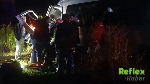 Kayseri Develi’de İ̇ş Makinesi Ve İ̇ki Servis Çarpıştı: 1 Ölü, 15 Yaralı