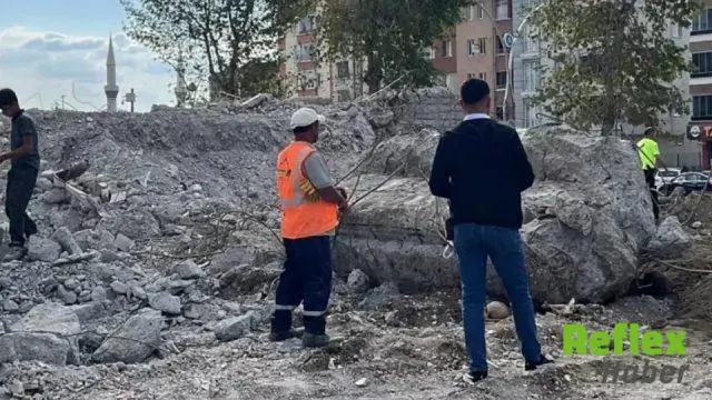 Okul binasının yıkımı sırasında kafatası ve kemik parçaları bulundu