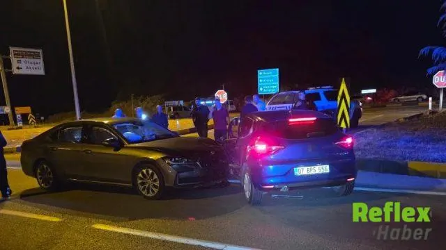 Akseki Kavşağı’nda İ̇ki Otomobil Çarpıştı: Üç Yaralı