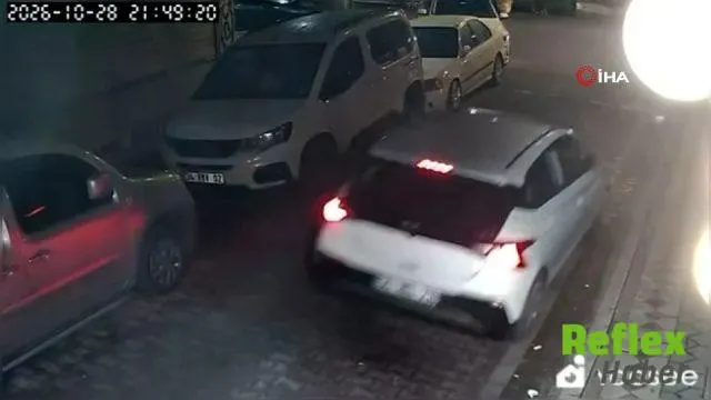 Sultangazi'de Kiralık Otomobil İ̇ki Araca Çarpıp Terk Edildi