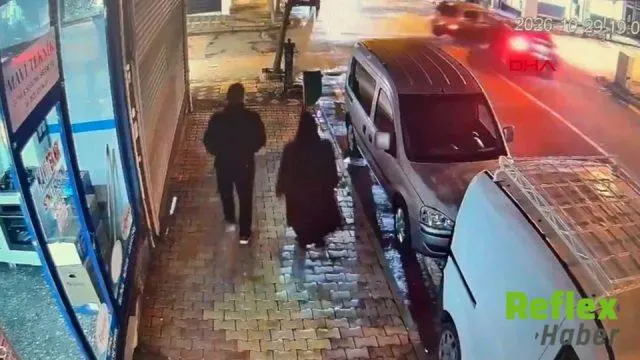 Adıyaman'da İ̇ki Otomobil İ̇ş Yerinin Vitrinine Çarptı