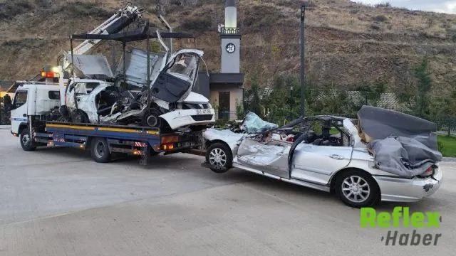 Ankara'da İ̇ki Otomobil Çarpıştı: 2 Ölü, 2 Yaralı