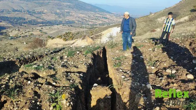 Yozgat’ta Tarlanın Ortasında Derin Yarıklar Oluştu