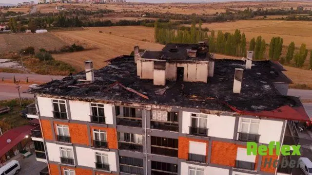 Konya Beyşehir'de Apartman Çatısındaki Yangında İ̇zolasyon Ustası Kurtarıldı