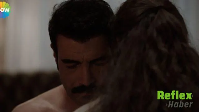 Mirza Ve Leyla Arasında Şömine Başında Yakınlaşma