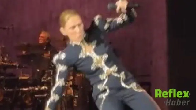 Celine Dion Geri Dönüş Konserinde Sahnede Düştü