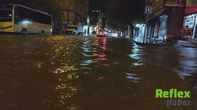 Kızıltepe’de Sağanak Cadde Ve Sokakları Suya Gömdü