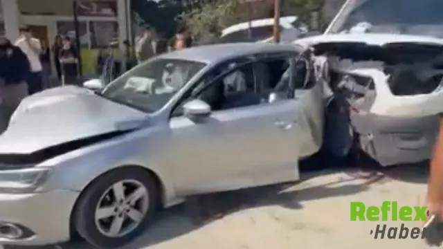 Kamyonetin park halindeki otomobile çarptığı kaza kamerada: 2 yaralı