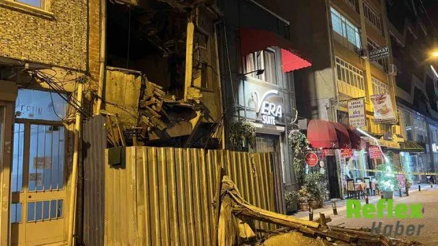 Bakırköy’de Metruk Binanın Üst Katı Sokağa Yıkıldı