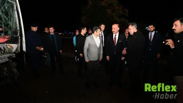 İsparta'da Tarım İ̇şçilerini Taşıyan Minibüs İ̇le Çekici Çarpıştı: 17 Yaralı