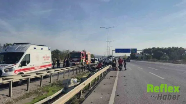Susurluk’ta Otomobil Refüje Girdi, Yaralılar Kurtarıldı