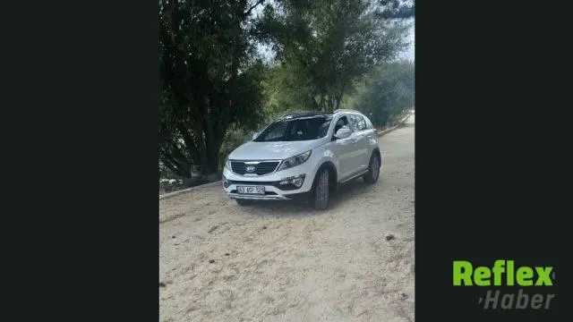 Bilecik'te otomobili yürüyüş yoluna park edip gölet kenarında oturdular
