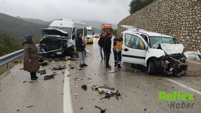 Bursa'da Minibüs Ve Hafif Ticari Araç Çarpıştı: 1 Ölü, 10 Yaralı