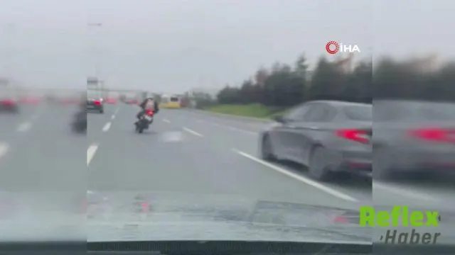 Sultangazi Yolunda Motosikletlinin Tehlikeli Manevraları Kamerada