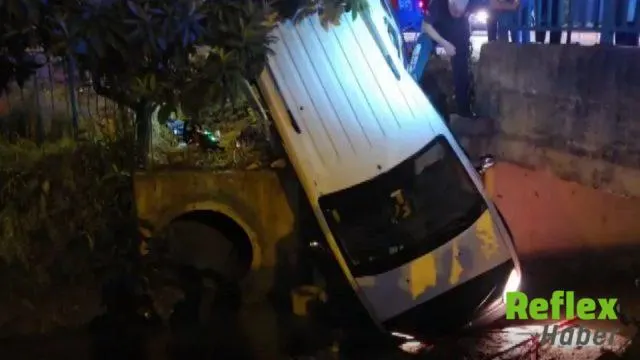 Kozan’da Hafif Ticari Araç Kanala Düştü: İ̇ki Yaralı
