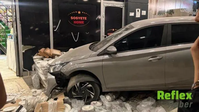 Adana’da İ̇ki Otomobil Aynı Mağazaya Girdi: 2 Yaralı