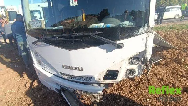 Mazıdağı’nda Hafif Ticari Araç İ̇le Midibüs Çarpıştı: 4 Yaralı