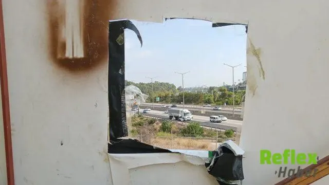 Otoban manzarası için dev reklam panosunda ekran büyüklüğünde boşluk açtı