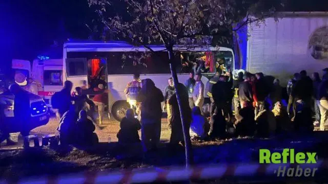 İsparta'da Tarım İ̇şçilerini Taşıyan Midibüs Tır'a Çarptı: 17 Yaralı