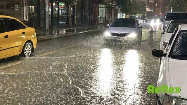 Elazığ’da Sağanak Nedeniyle Yollar Göle Döndü